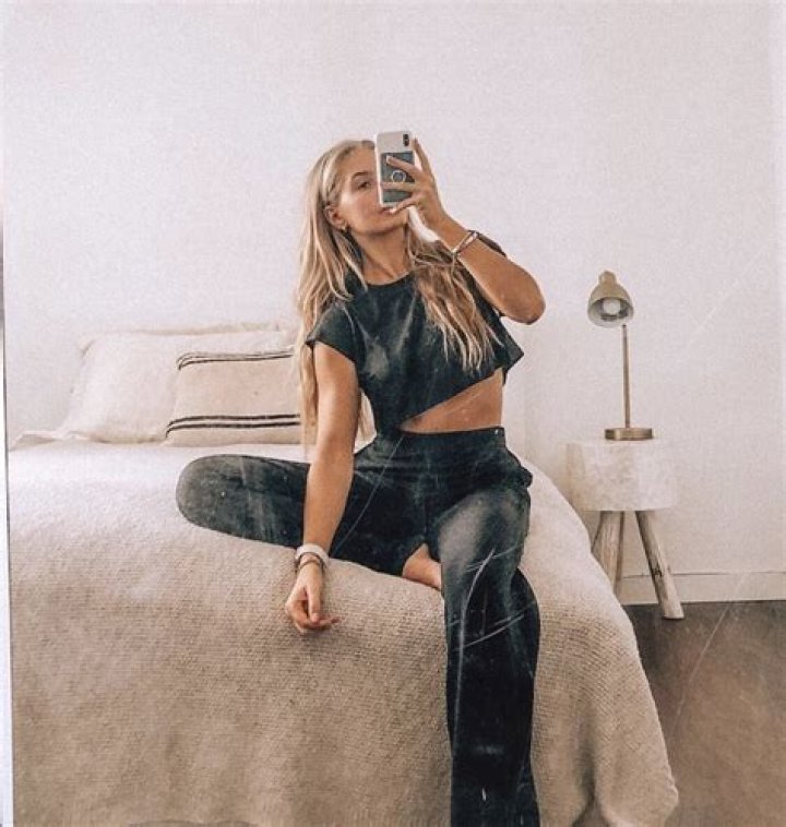 Mirror selfies - How To Discuss